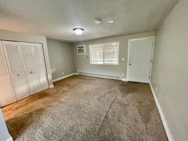 Building Photo - Freshly Updated Studio Apartment with Util...