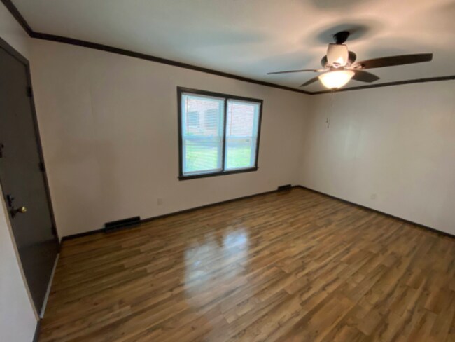 Building Photo - 2033 Shelly St