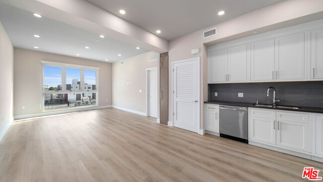 Building Photo - 927 Fedora St