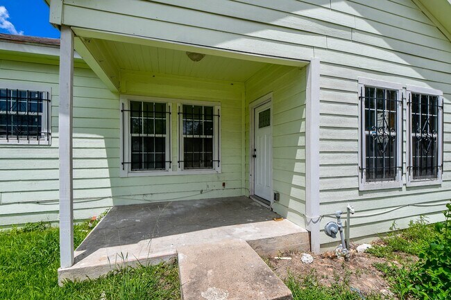 Building Photo - 3319 Holman St
