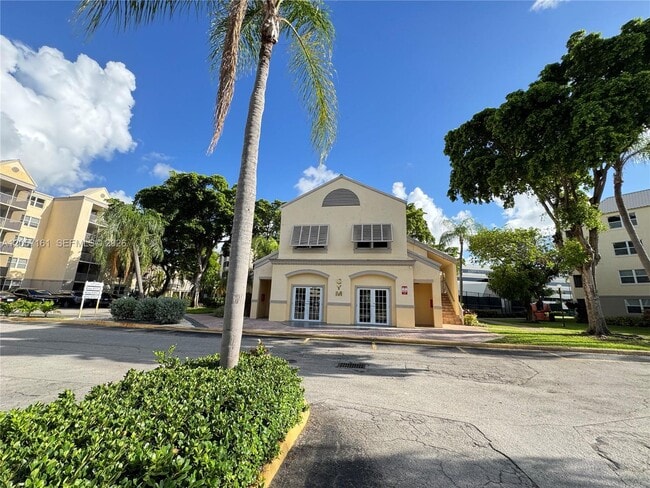 Building Photo - 8205 Lake Dr