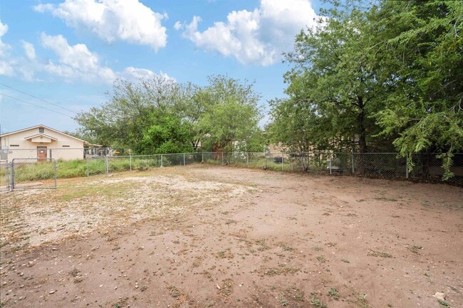 Building Photo - 1104 N Bedell Ave