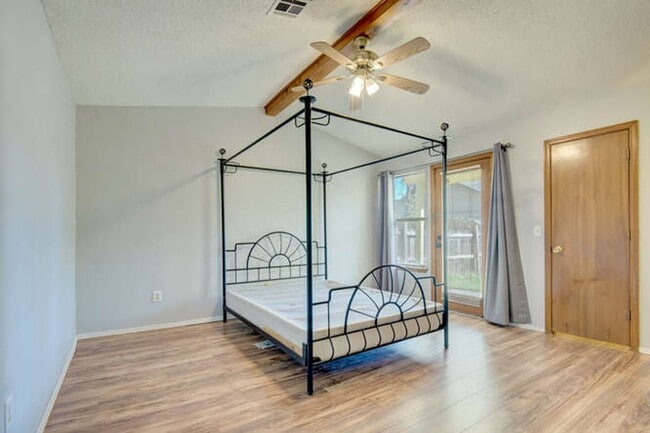 Building Photo - Great little modern and super clean home i...