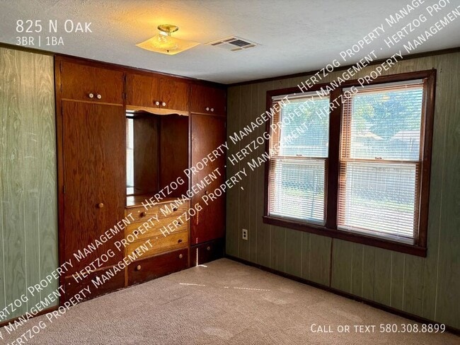 Building Photo - 825 N Oak-