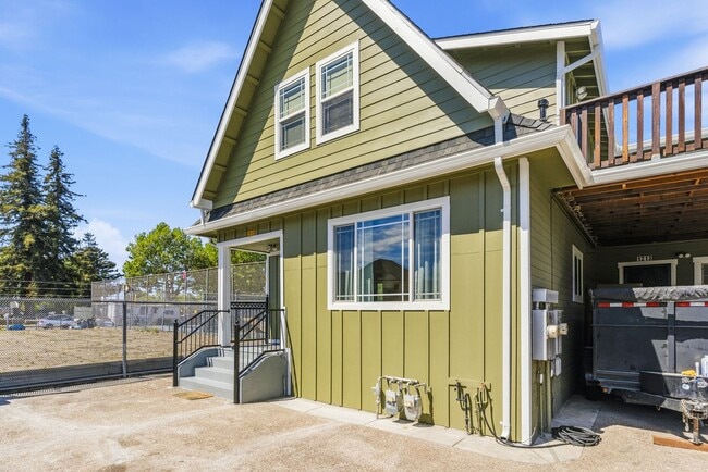 Building Photo - Newly Remodeled 4-Bedroom Oakland Duplex with Gated Parking
