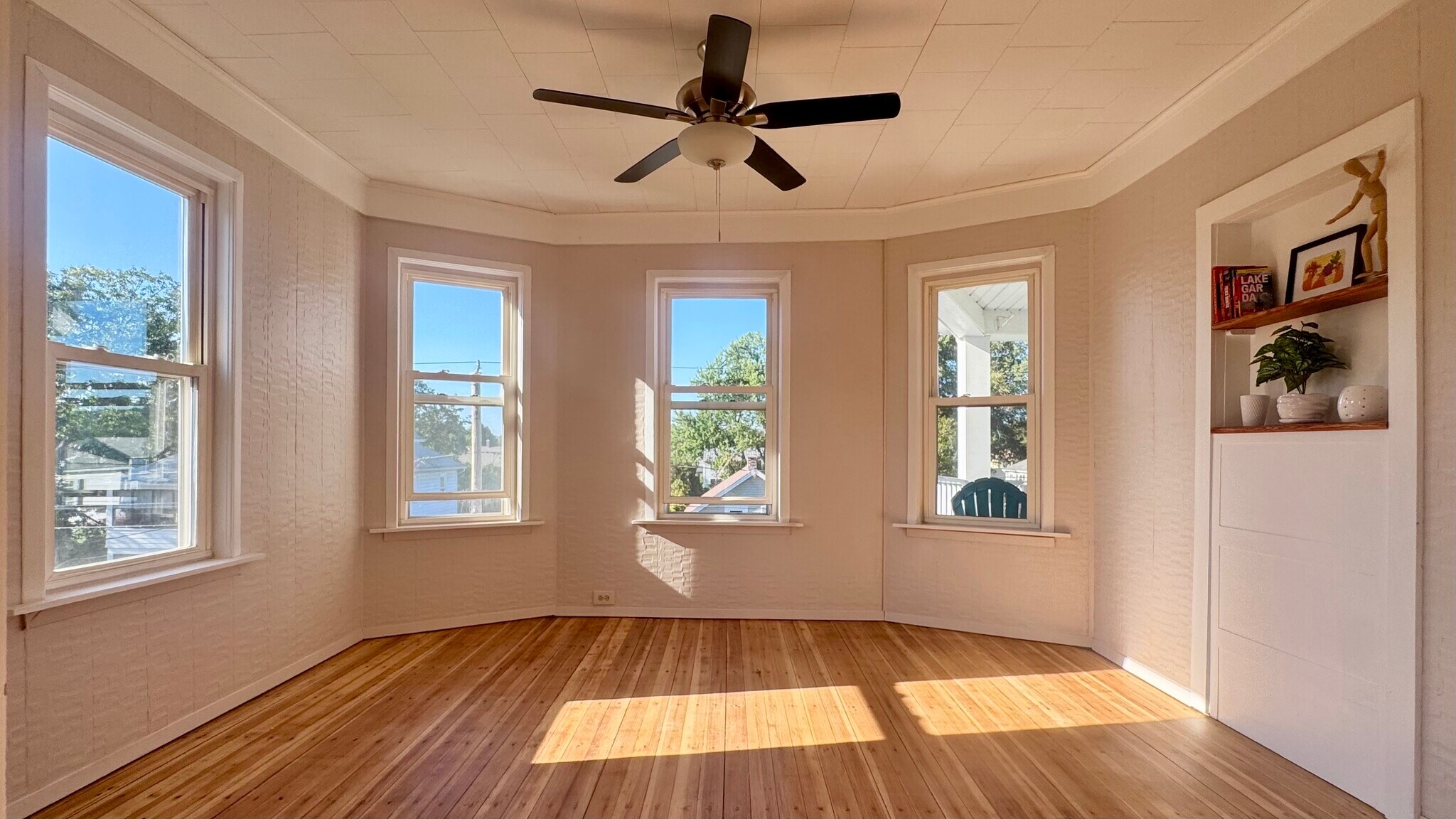 Bright living room with wood flooring. - 98 Maple St