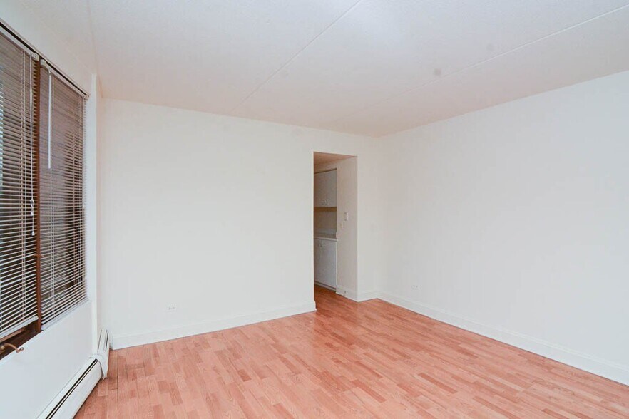 Building Photo - 622 W Wellington Ave