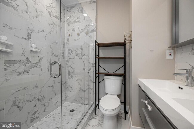 Building Photo - 1443 N Hollywood St