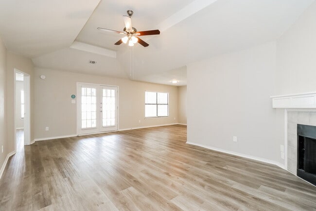 Building Photo - 401 Cross Cut Dr