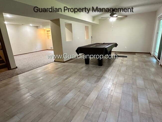 Building Photo - Eagan Single Family Home, 3 Car Garage, La...
