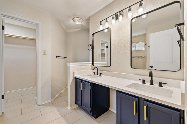 Building Photo - 2003 Dayflower Trce