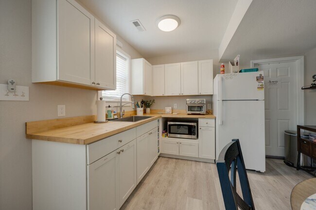 Building Photo - 600 W. Third Street