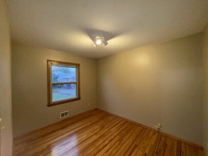 Building Photo - "Charming 2-Bed Gem with Hardwood Floors in Saint Paul's Vibrant South Side!"