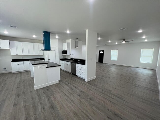 Building Photo - 13314 Oak Ledge Dr
