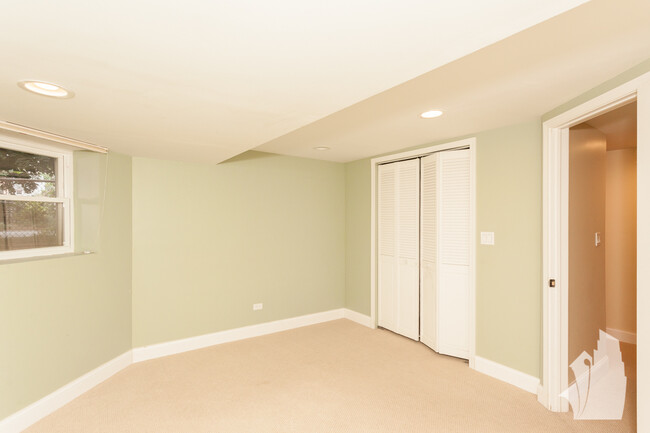 Building Photo - 2108 W Addison-1