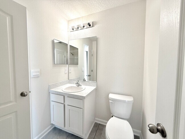 Building Photo - Newer Townhome in Ideal Location