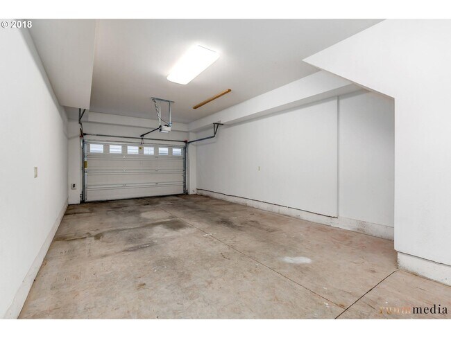 Building Photo - 658 SW Rustica Terrace