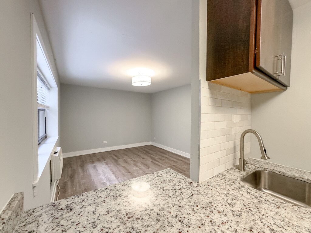 Building Photo - 536 W Barry Ave