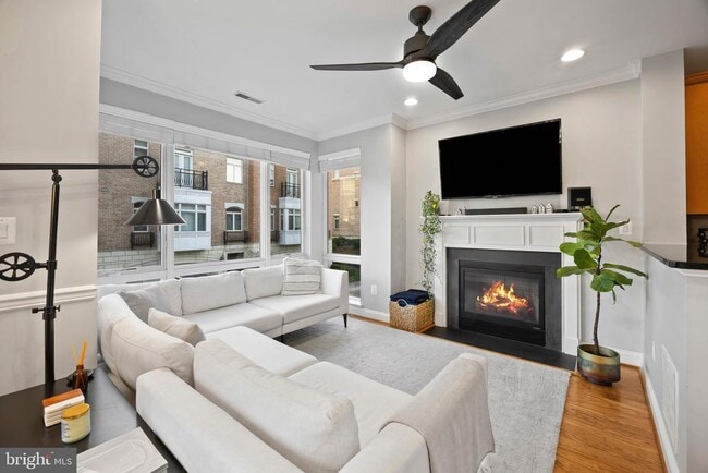 Building Photo - 900 Valencia Ct