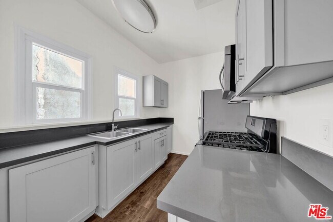 Building Photo - 3209 Descanso Dr