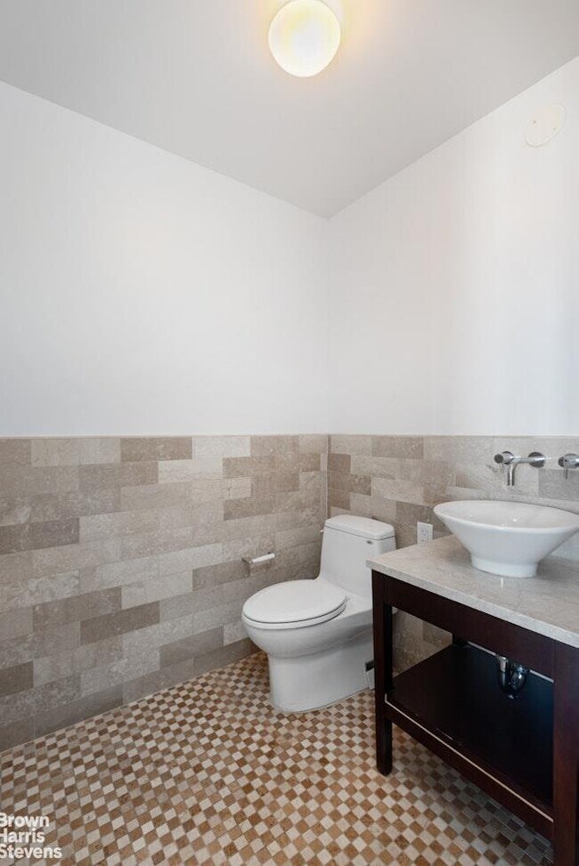 Building Photo - 640 W 237th St