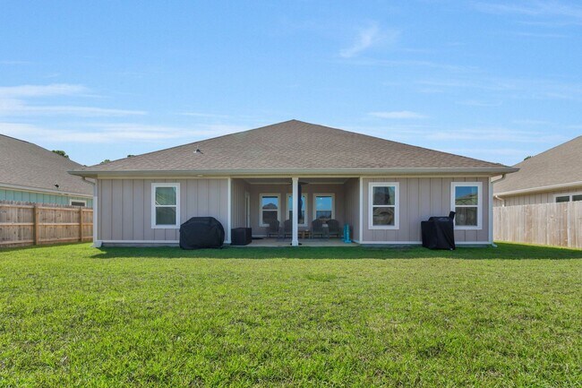 Building Photo - 4 BEDROOMS IN GULF BREEZE!!