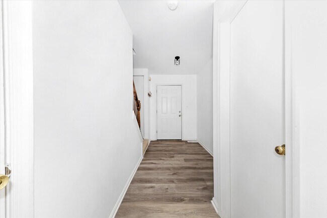 Building Photo - Churchill Town Rental
