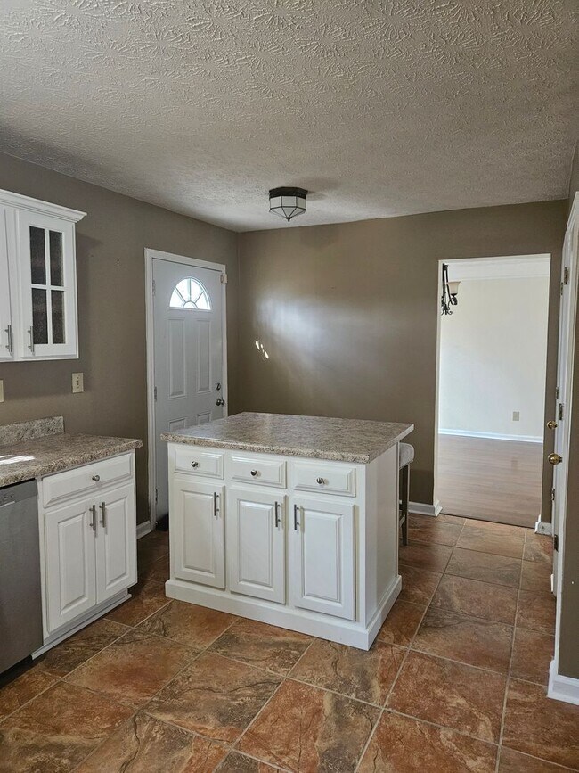 Building Photo - Spacious 3 Bedroom 2.5 Bath Home