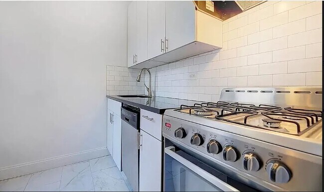 Building Photo - 301 E 53rd St