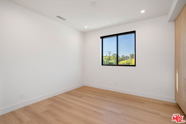 Building Photo - 5660 Winnetka Ave