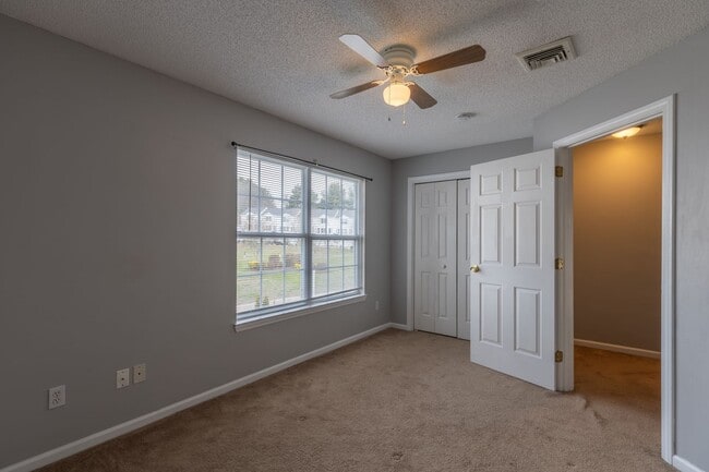 Building Photo - Multi Level Updated 2 Bedroom Condo