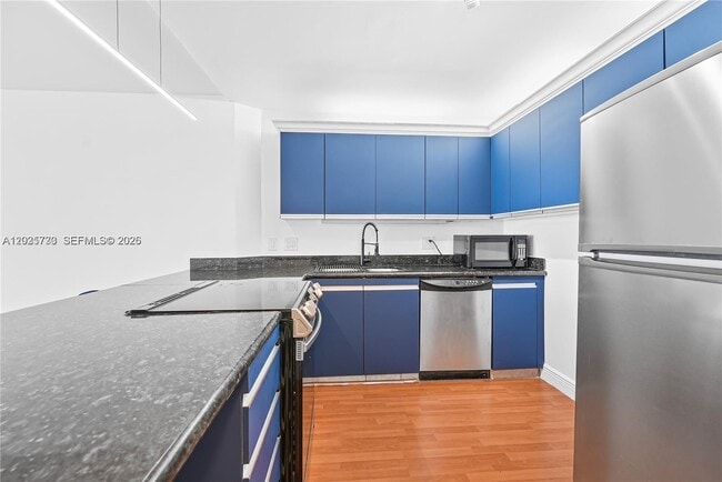 Building Photo - 2500 Parkview Dr