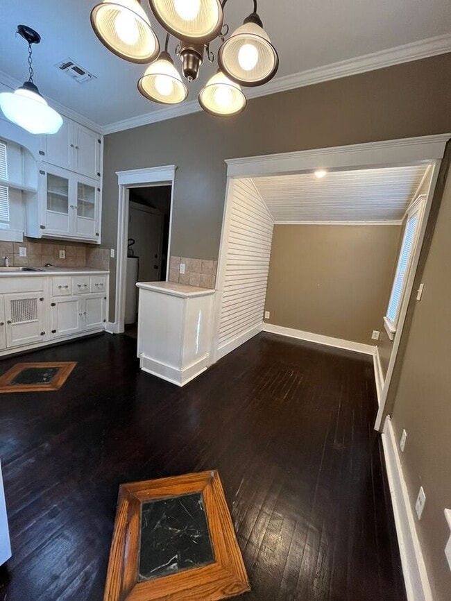 Building Photo - Studio Cottage located in Aurora Addition of NW OKC