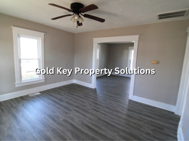 Building Photo - MUNCIE Updated 2 BR 1 BA House with New Fl...