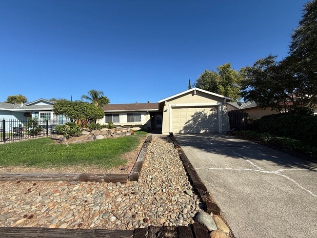 Building Photo - 3 bed 1 bath available in North Highlands!