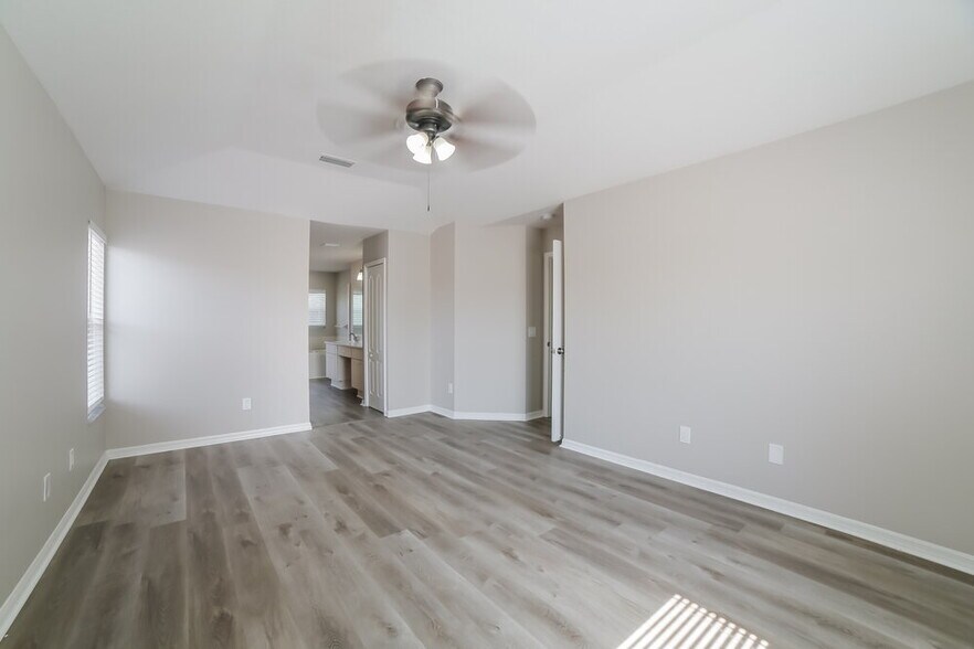 Building Photo - 9613 Laurel Ledge Dr