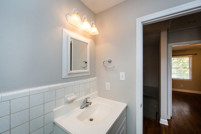 Building Photo - Charming 2BD/1BA Townhouse at Cotswold!