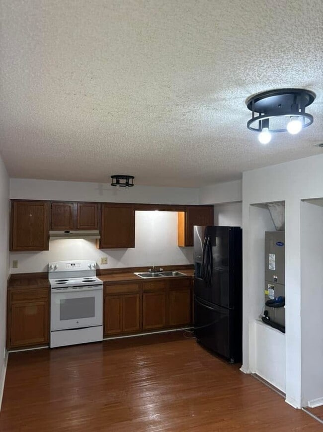 Building Photo - 321 E Primrose Ln