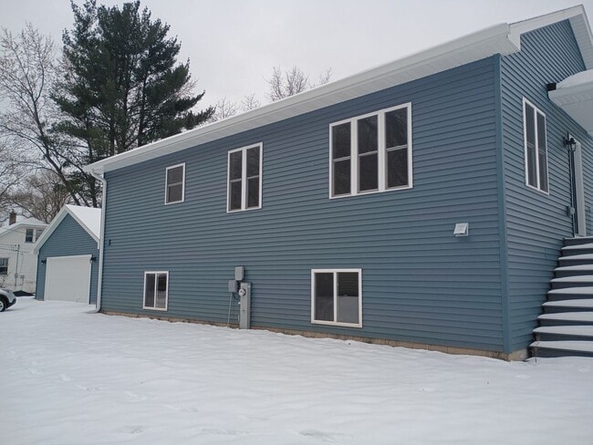 Building Photo - 3 Bed, 3 Bath, House