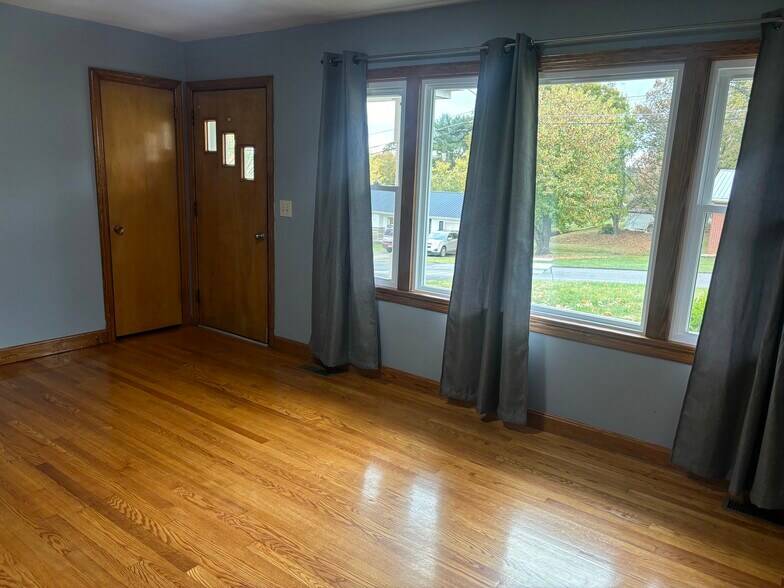 Building Photo - 208 Ricker Ave