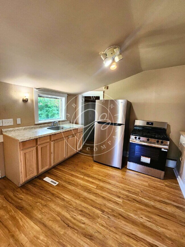 Building Photo - 2 Bedroom | 1 Bathroom | Fenced Yard | Detached Garage