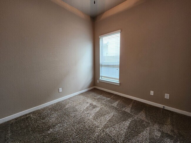 Building Photo - 3/2/2  Located between New Braunfels & Seguin / Fridge Included /  Fenced Backyard / CISD