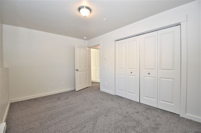Building Photo - 2 Bed 1 Bath Garden Level Apartment! Easy Access to Downtown, Shopping and MSU!