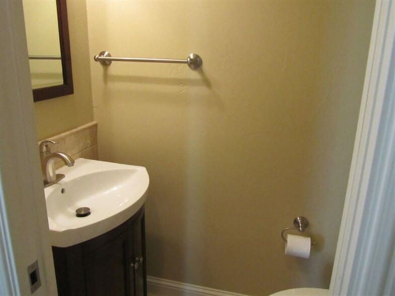 Building Photo - 115 W Main St