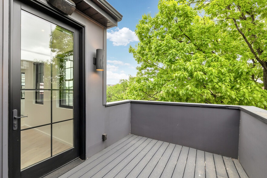 Building Photo - 1451 Maryland Ave NE