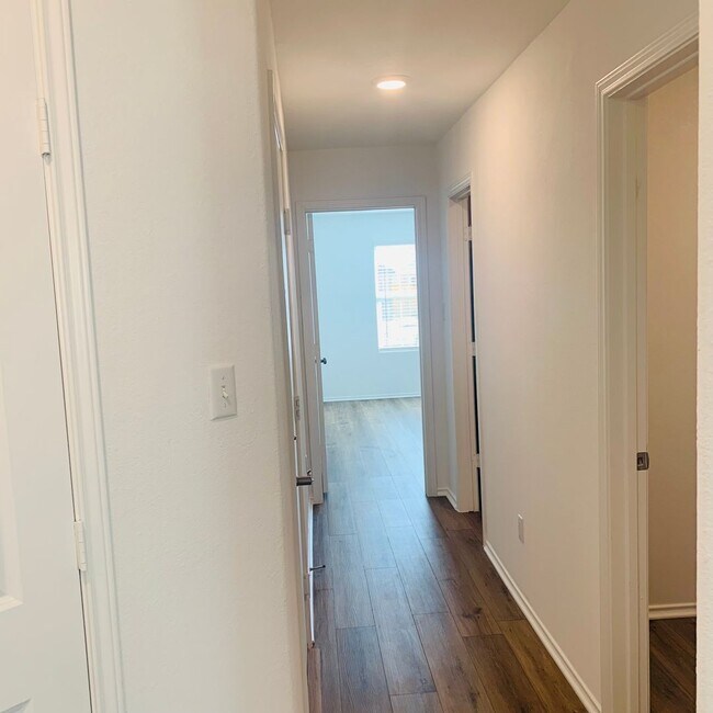 Building Photo - 4 Bed 2 Bath in Jarrell, TX