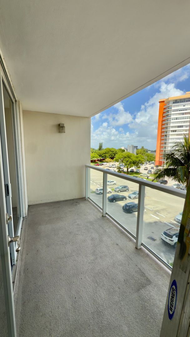 Building Photo - Spacious One Bedroom Two Bath Condo with Parking at Buckley Towers in North Miami Beach
