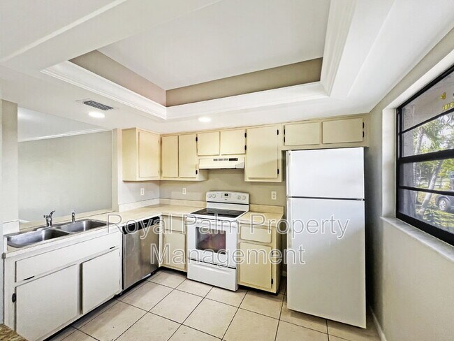 Building Photo - 4530 SW 10th Ave