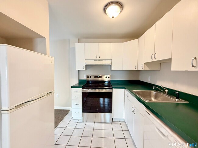 Building Photo - 139 Bradley St