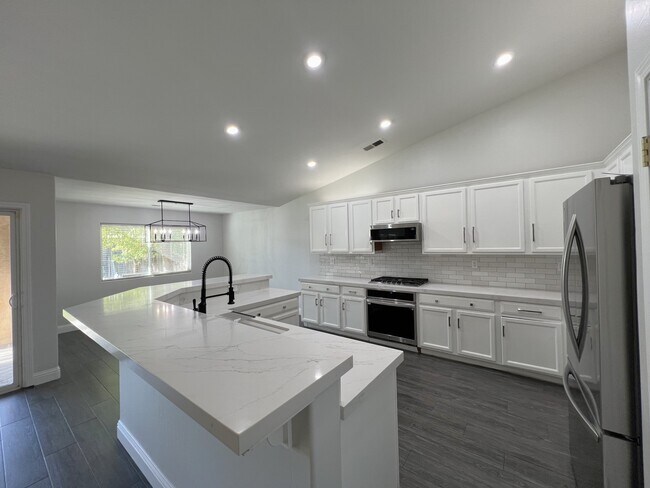 Building Photo - 12115 Fairburn Way
